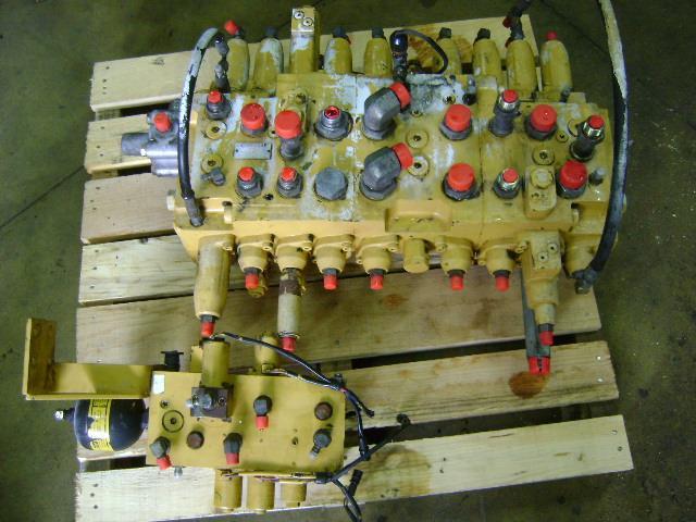 Hydraulic distributor for Caterpillar 312 B Photo 1