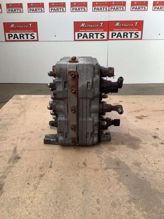 Main hydraulic distributor for Hitachi ZX160LC Photo 2
