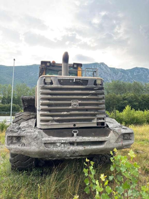 Volvo Counterweight for Volvo L180E and L180F. Photo 3