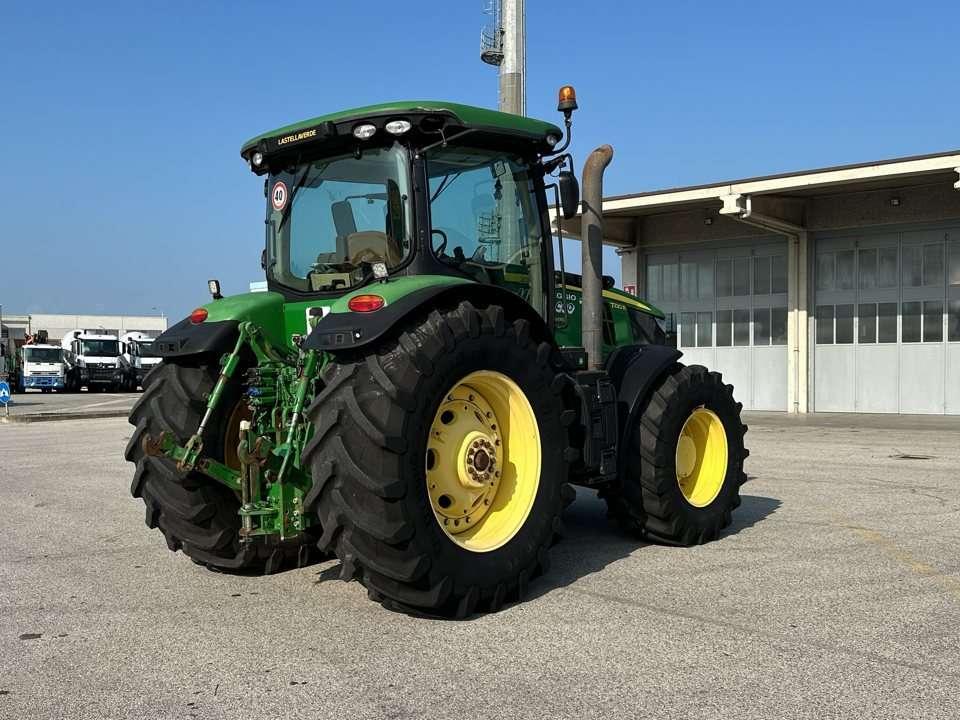 John Deere 7230R Photo 18