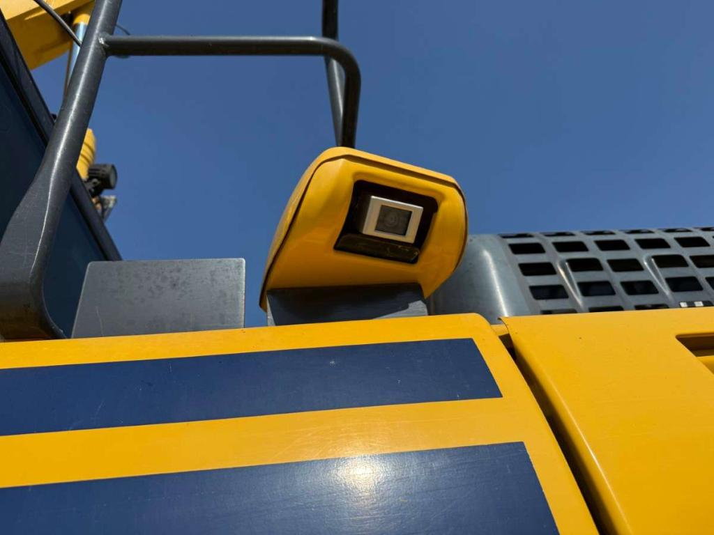Komatsu PC210 Photo 11