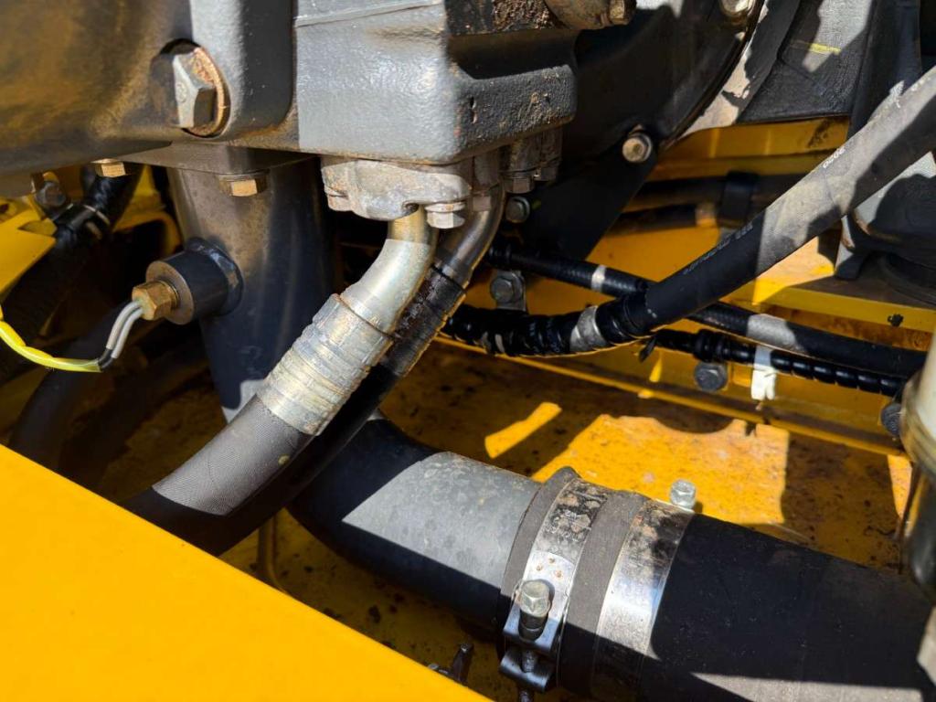 Komatsu PC210 Photo 14