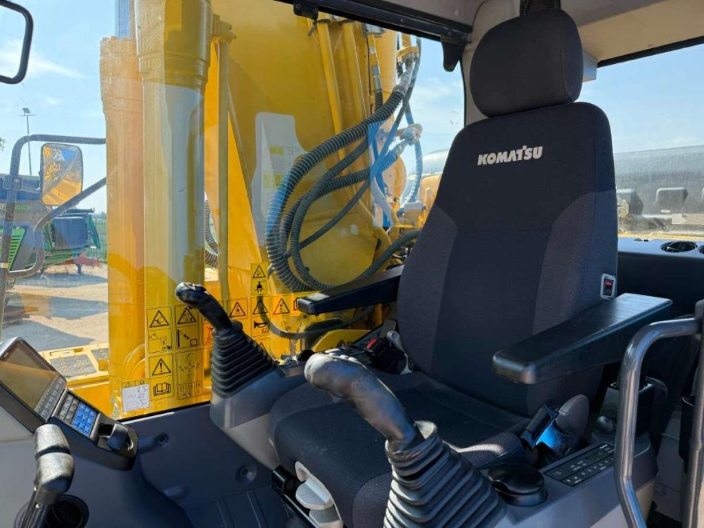Komatsu PC210 Photo 16