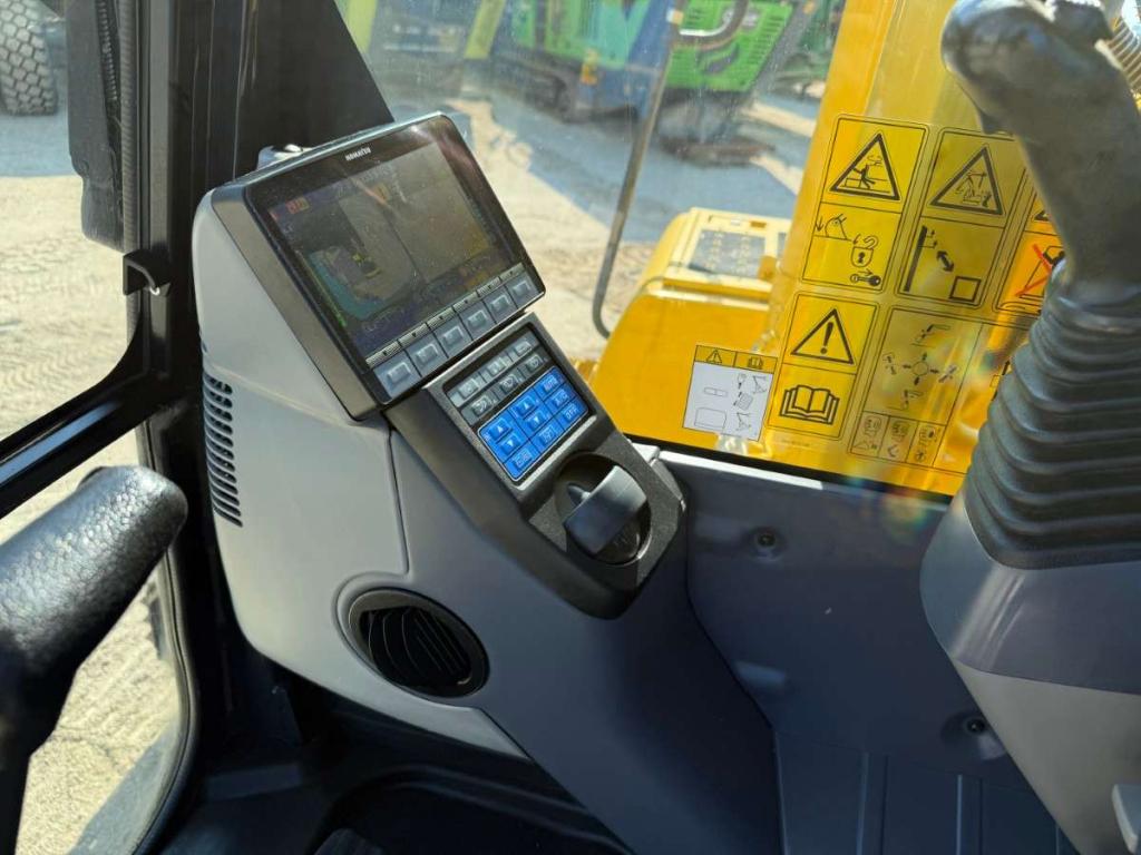 Komatsu PC210 Photo 17