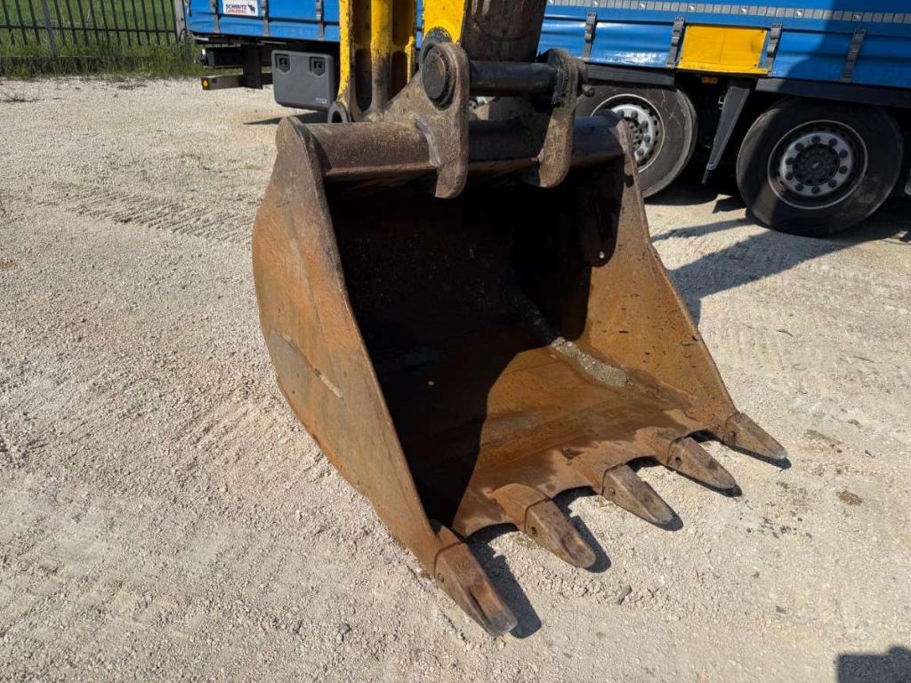 Komatsu PC210 Photo 7