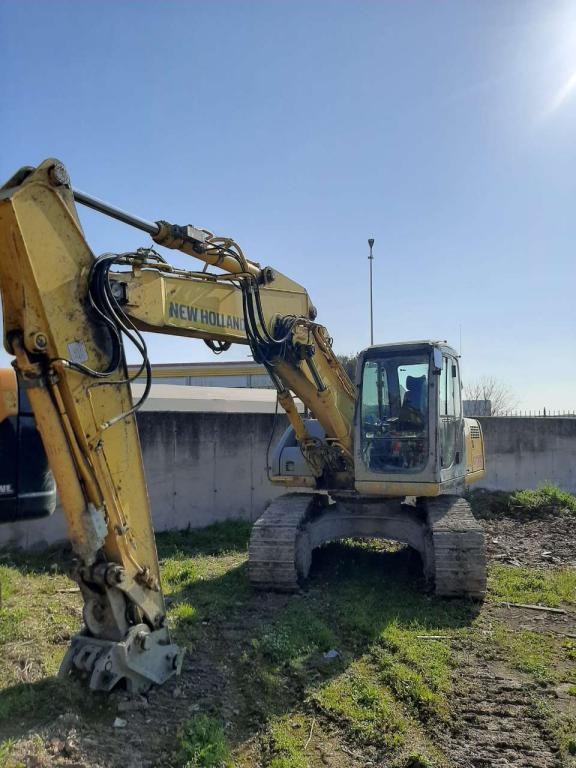 New Holland E175 Photo 2