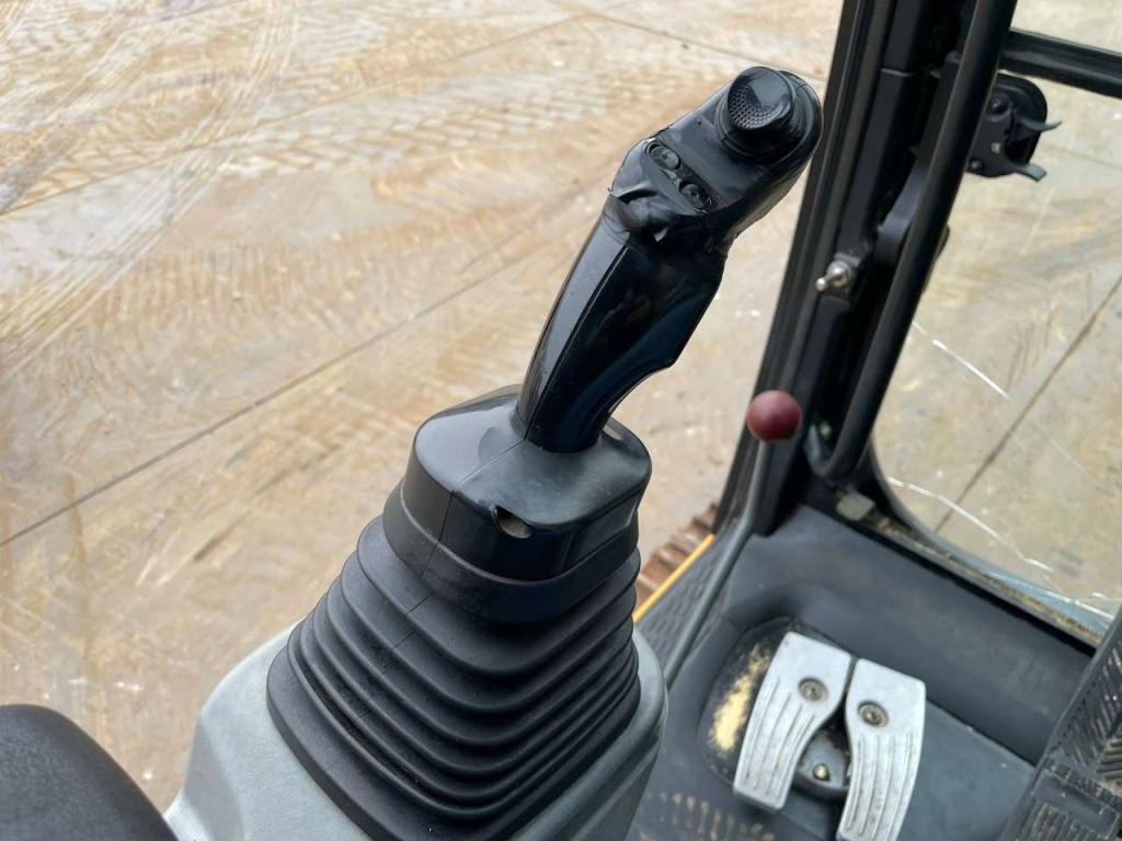 Liebherr R926LC Photo 16