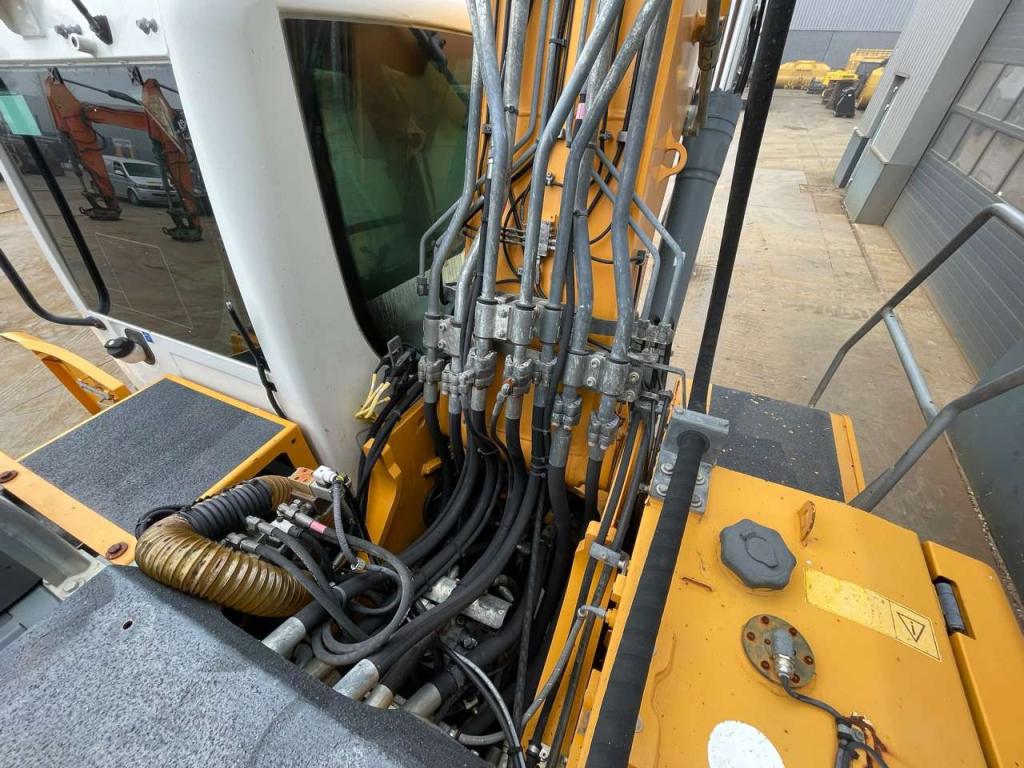 Liebherr R926LC Photo 27