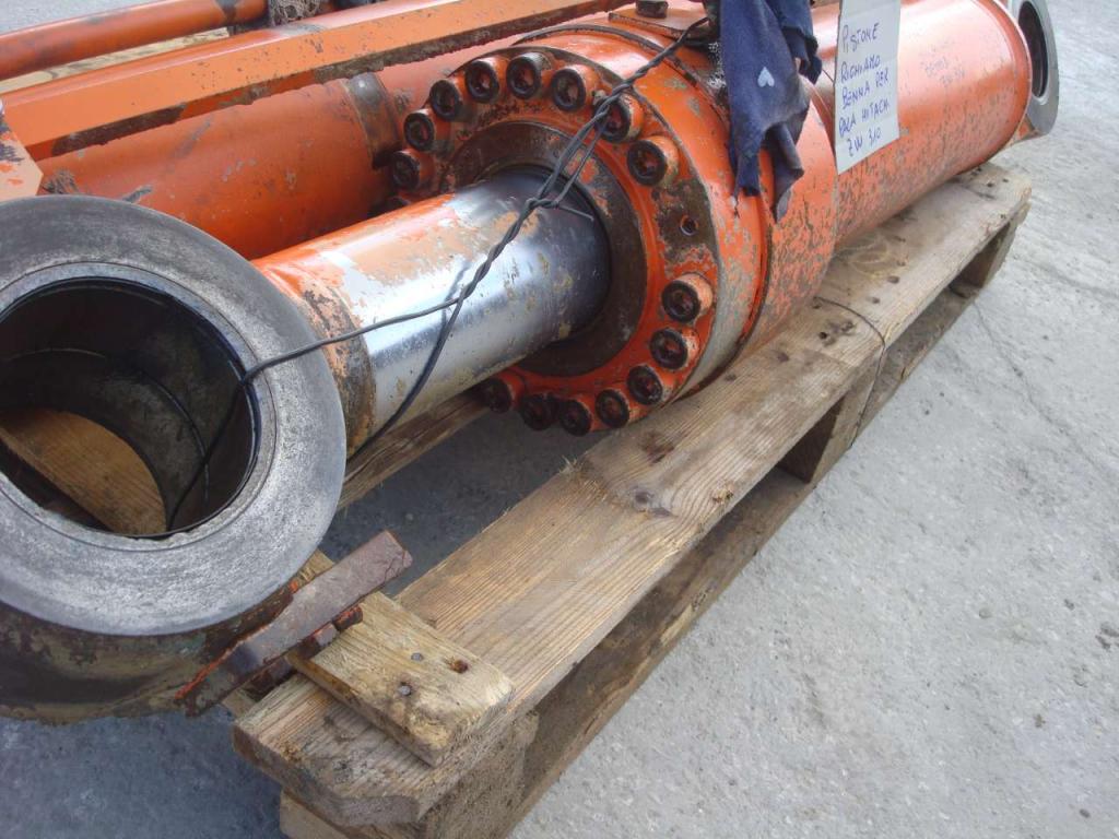 Bucket rotation piston for Hitachi ZW310 Photo 4