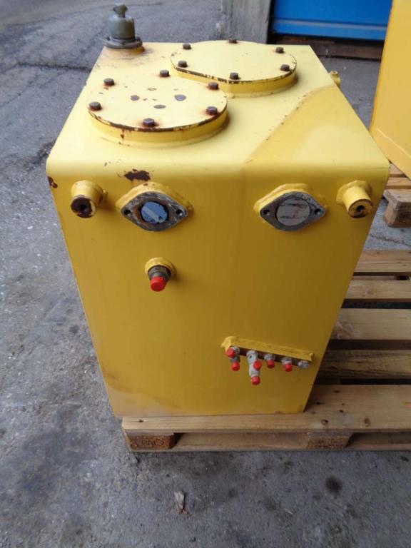 Oil tank for New Holland E 385 B Photo 3