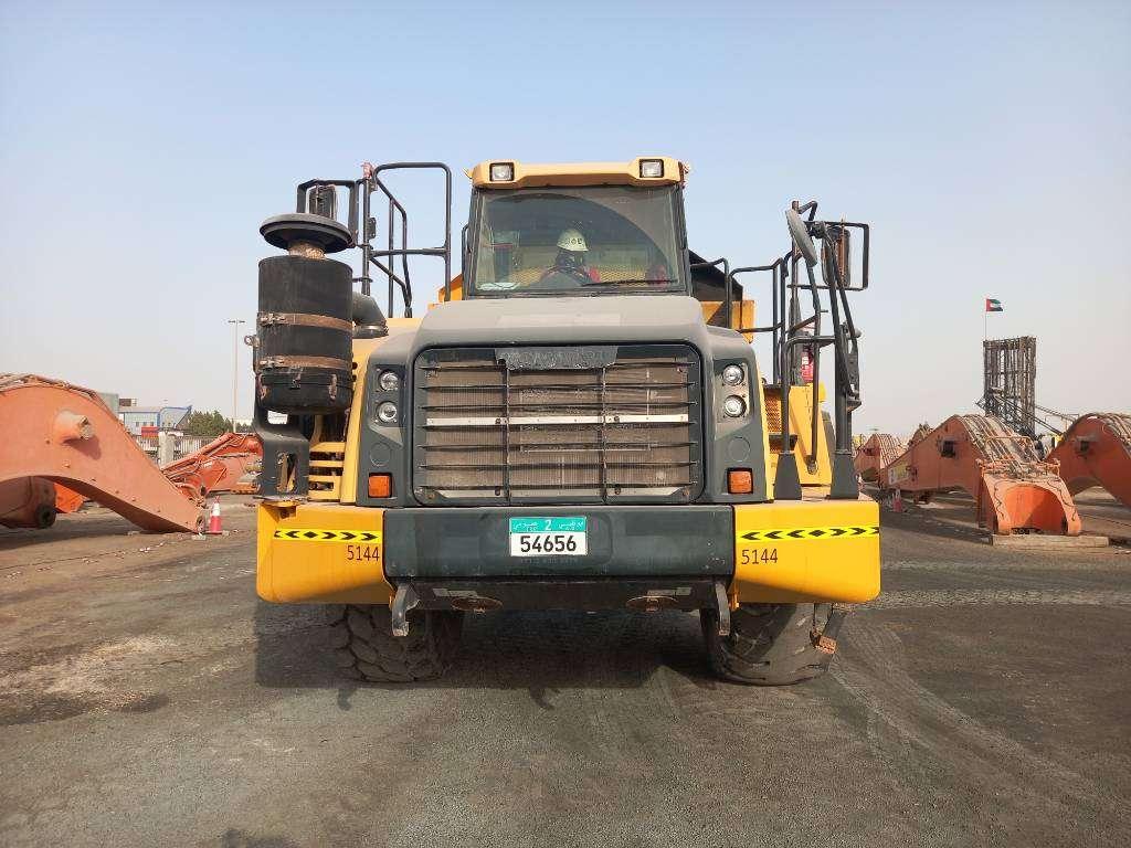 Komatsu HM400-3R (4pcs available for sale in Abu Dhabi) Photo 5