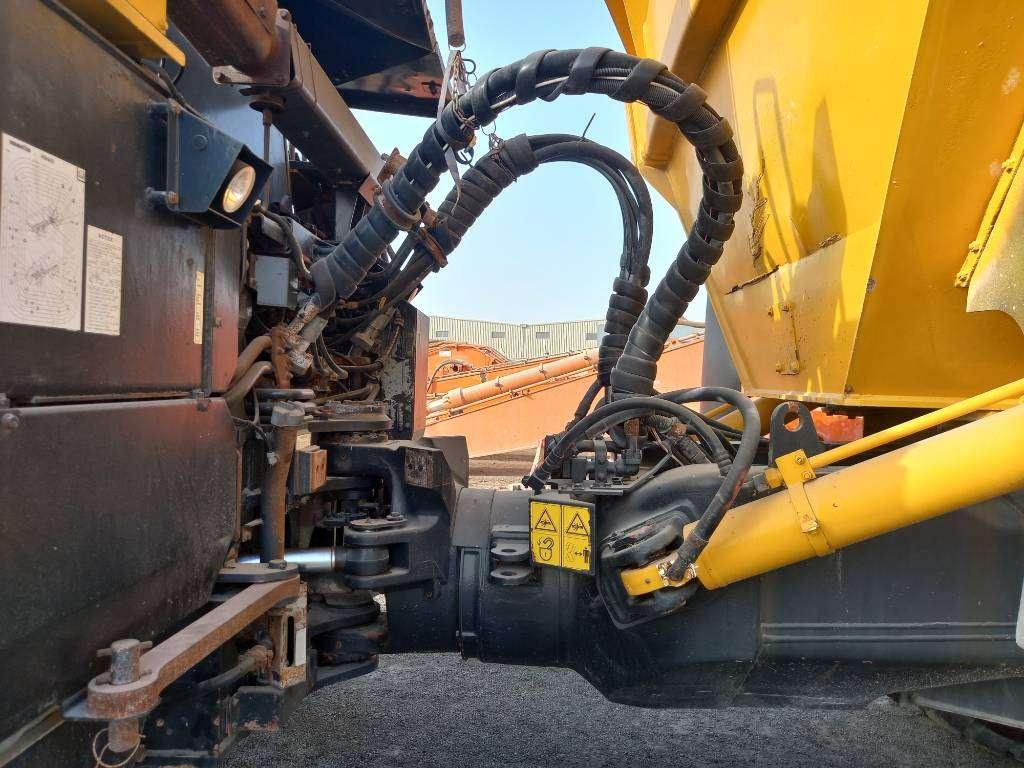 Komatsu HM400-3R (4pcs available for sale in Abu Dhabi) Photo 9