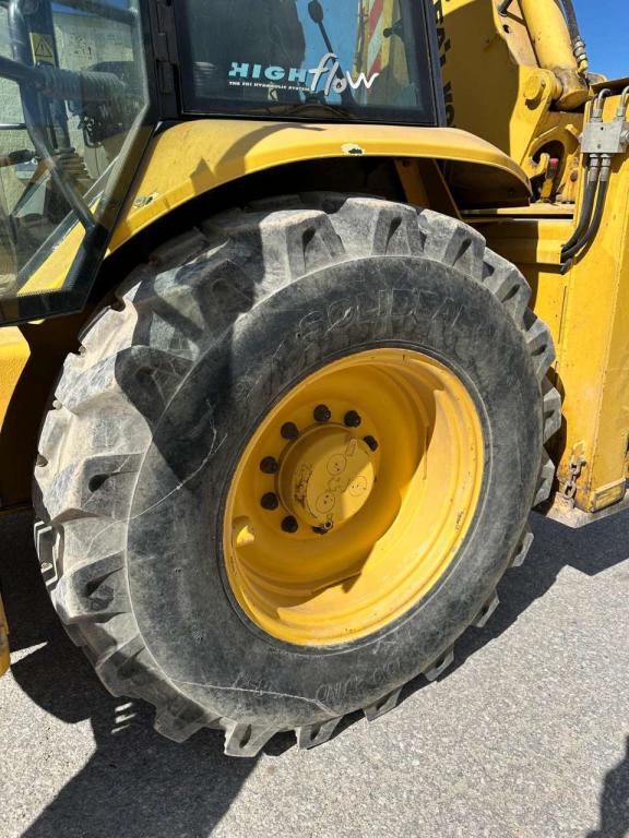 Komatsu WB97R Photo 12