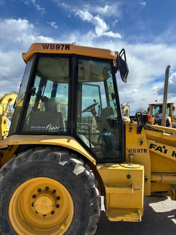 Komatsu WB97R Photo 9
