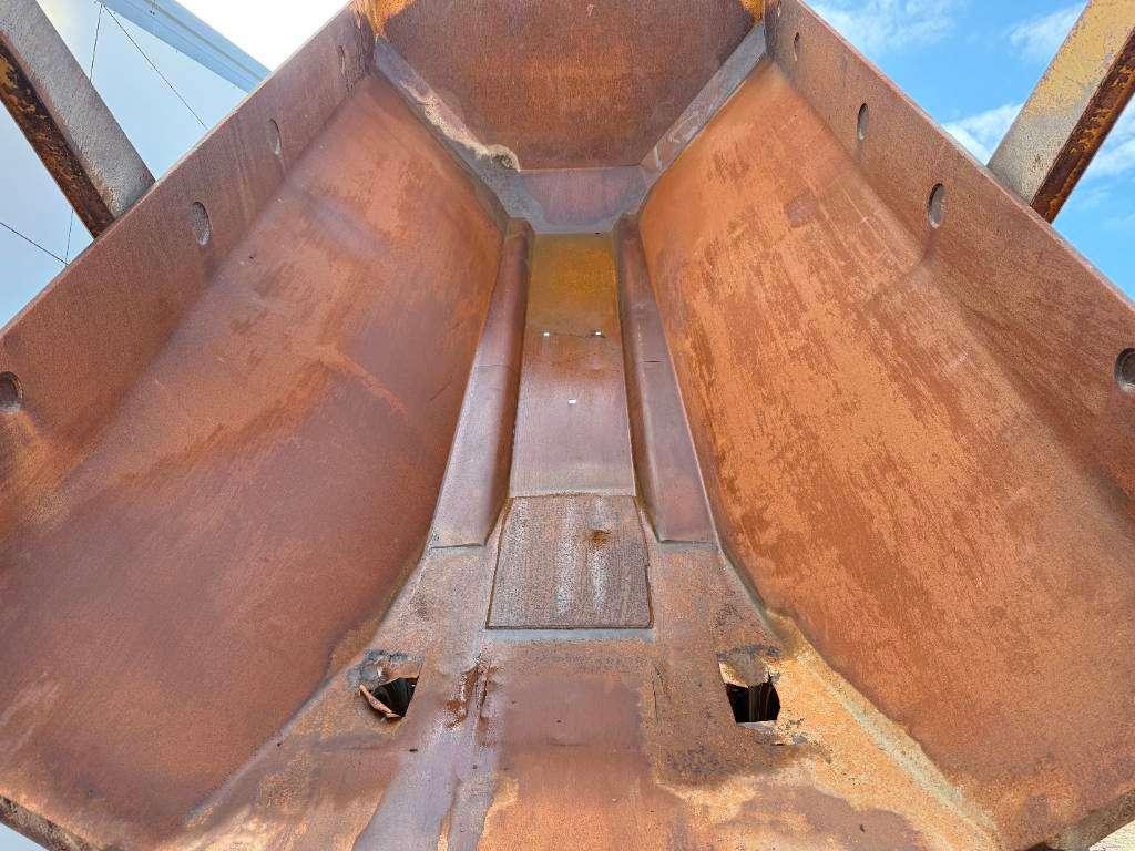 Caterpillar 730 - Automatic Greasing / Body Heating Photo 17