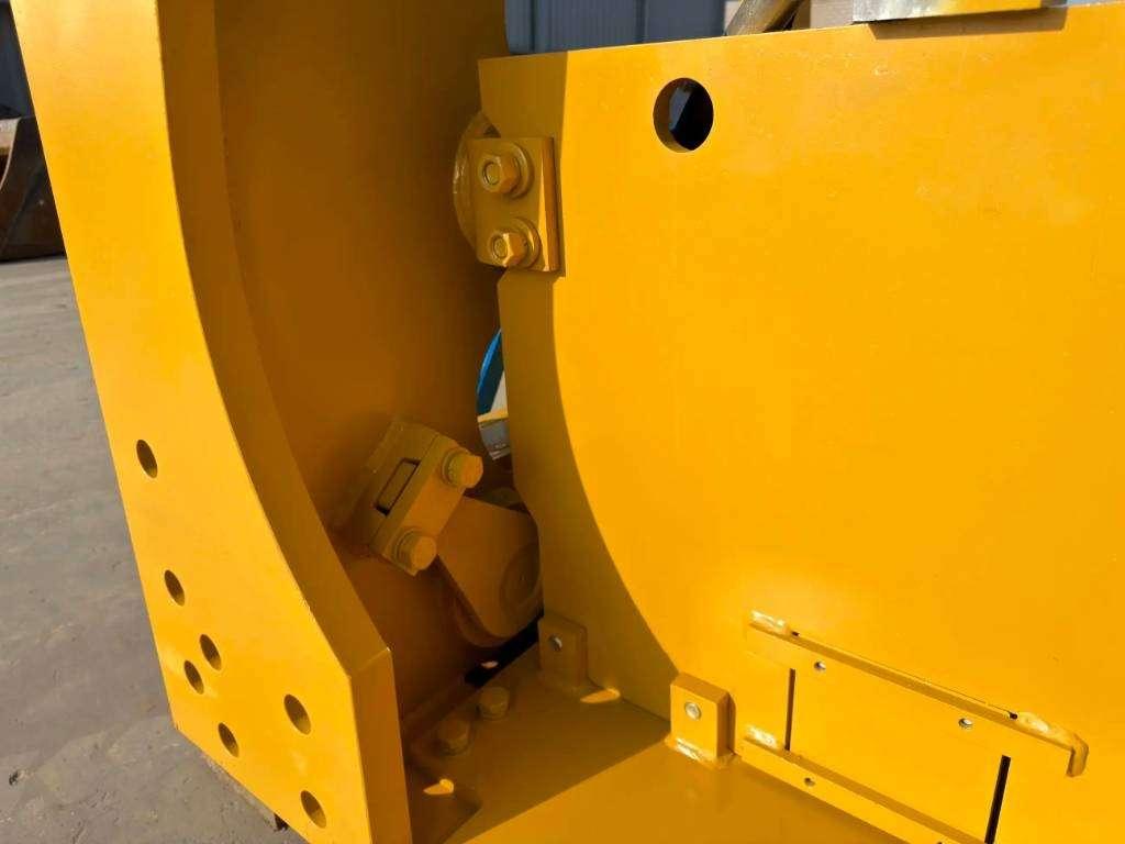Caterpillar D8R Multi Shank Ripper Photo 4