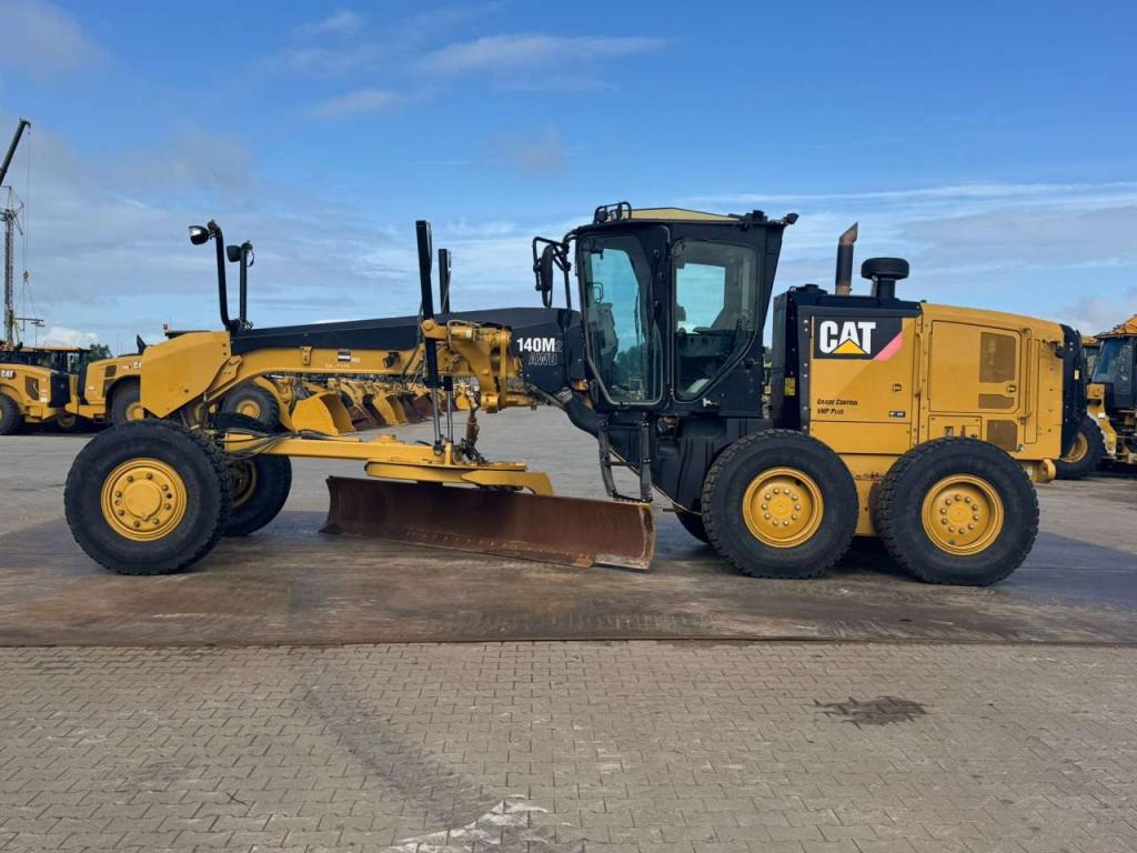 Caterpillar 140M2 AWD Photo 1
