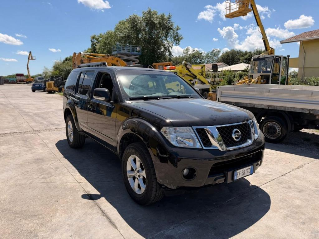 Nissan Pathfinder Photo 2