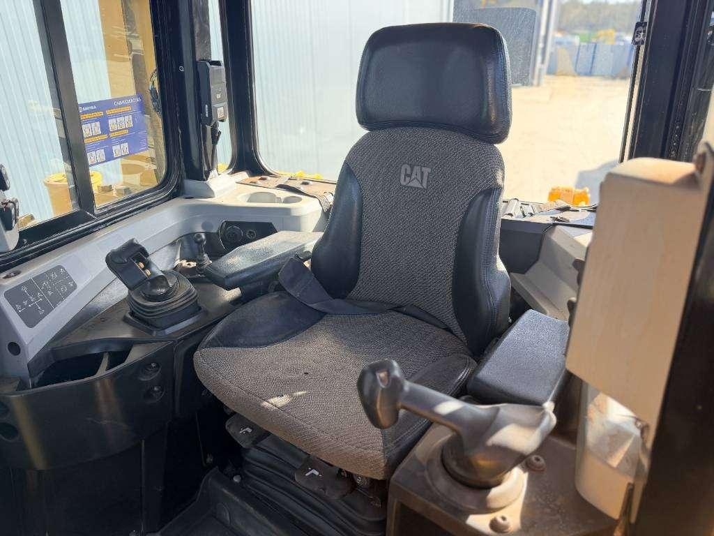 Caterpillar D6T XL Photo 12