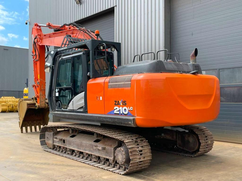Hitachi ZX210LC-6 Photo 3