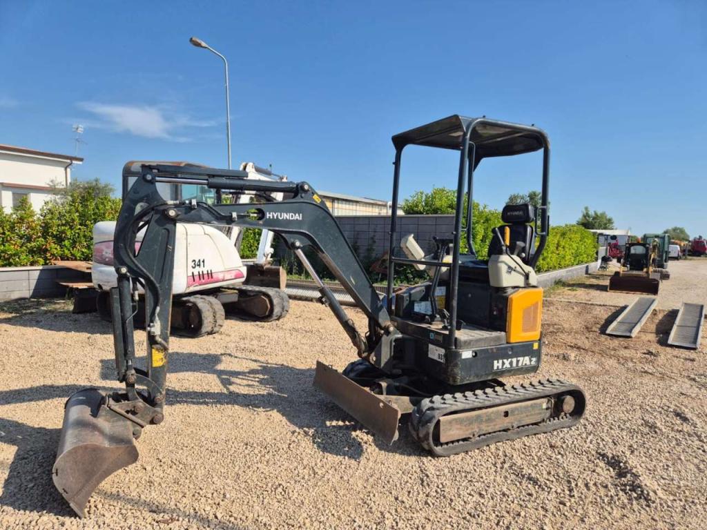 Hyundai HX17AZ Photo 1
