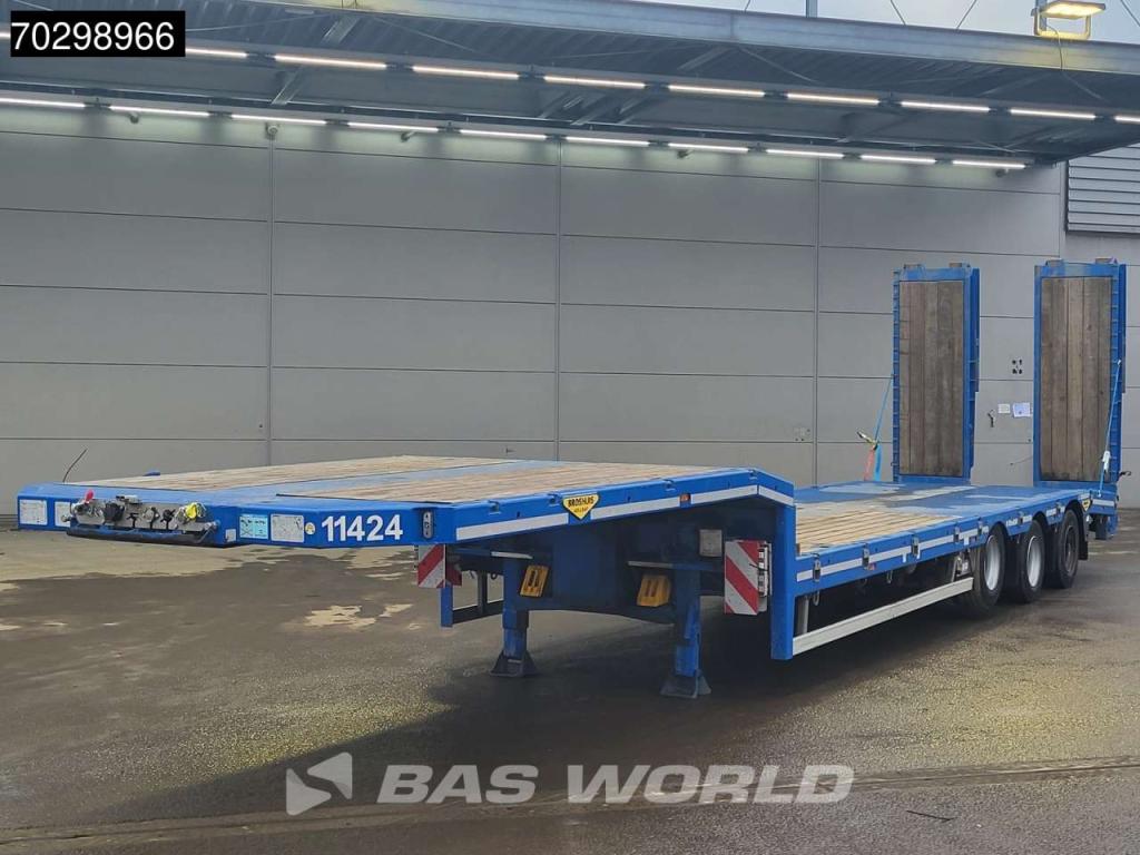 Broshuis 3ASD-18-30/0 Lift + Steering Axle Hydraulic Ramps Photo 2