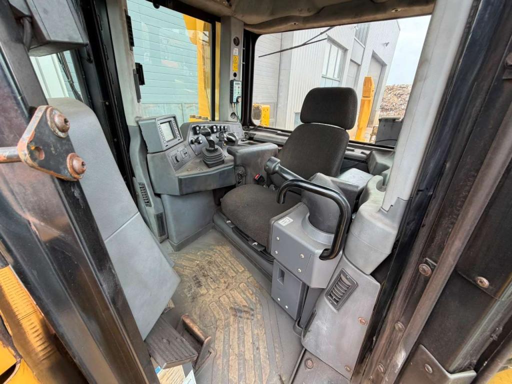 Caterpillar D8T Photo 19