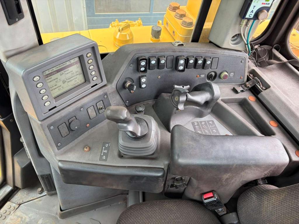 Caterpillar D8T Photo 20