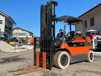 Toyota 7FBMF50 sold by Massucco T. Srl