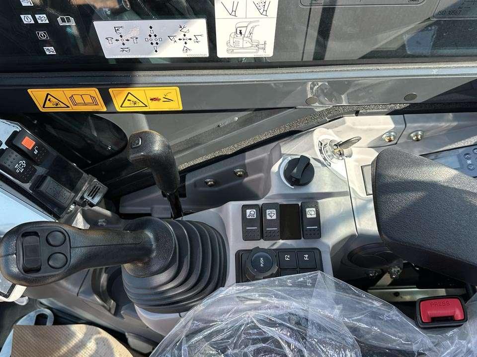 Hitachi ZX63U Photo 18