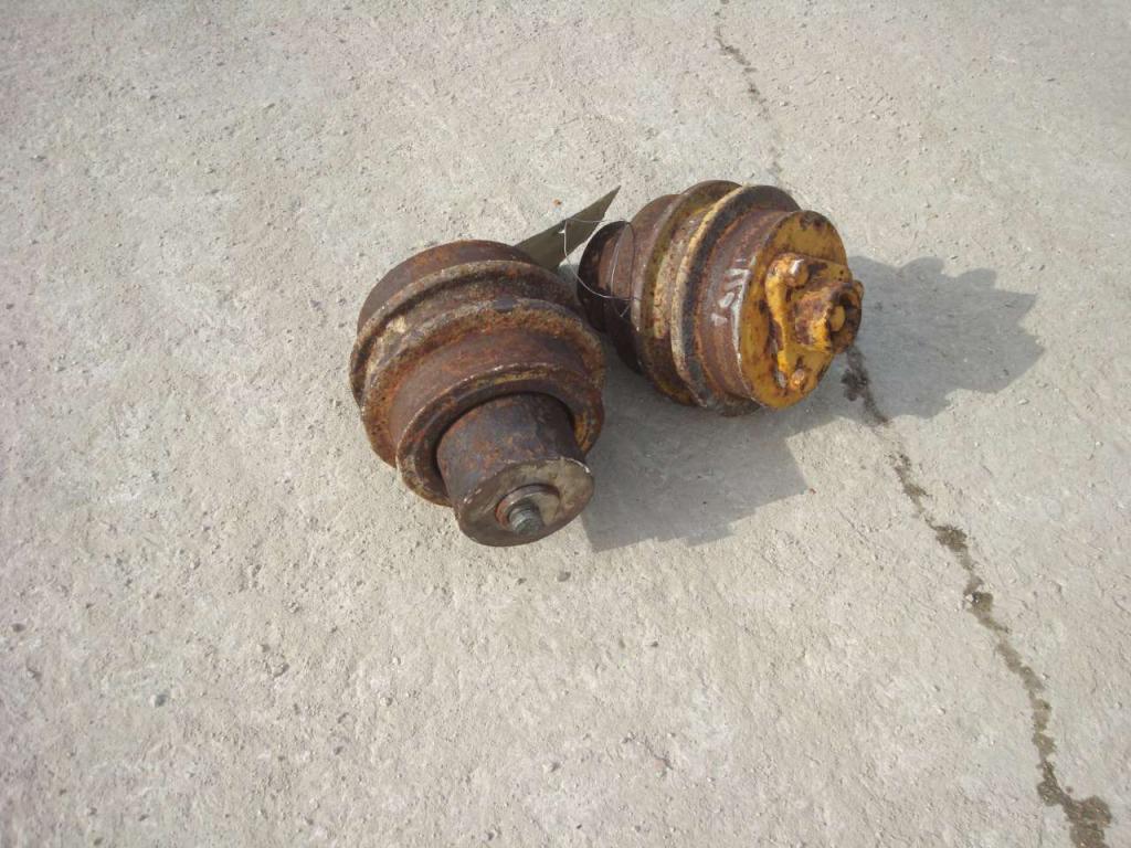 Carrier rollers for Komatsu D31S Photo 2