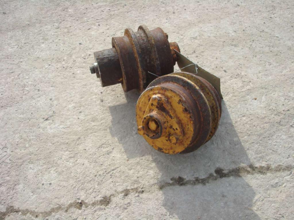 Carrier rollers for Komatsu D31S Photo 3