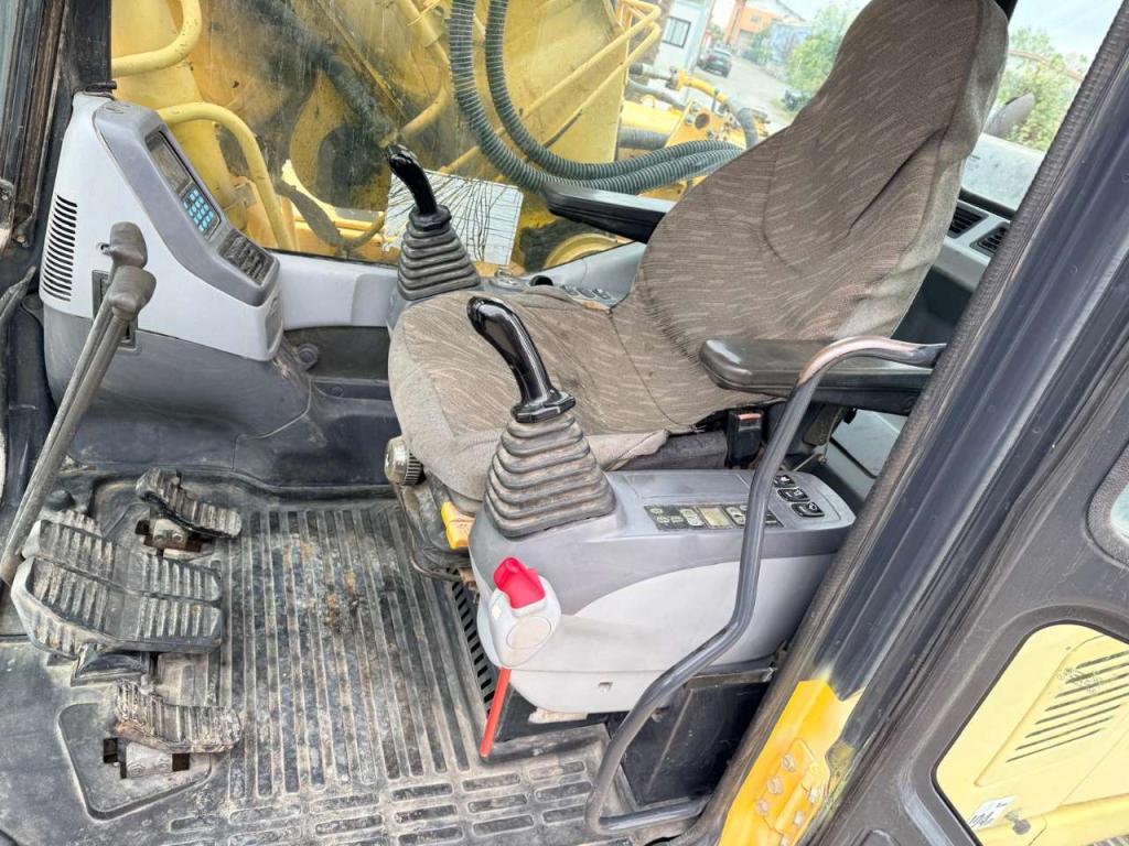 Komatsu PC230 Photo 7