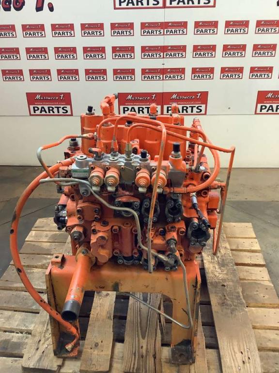 Hydraulic distributor for Hitachi EX215 Photo 2