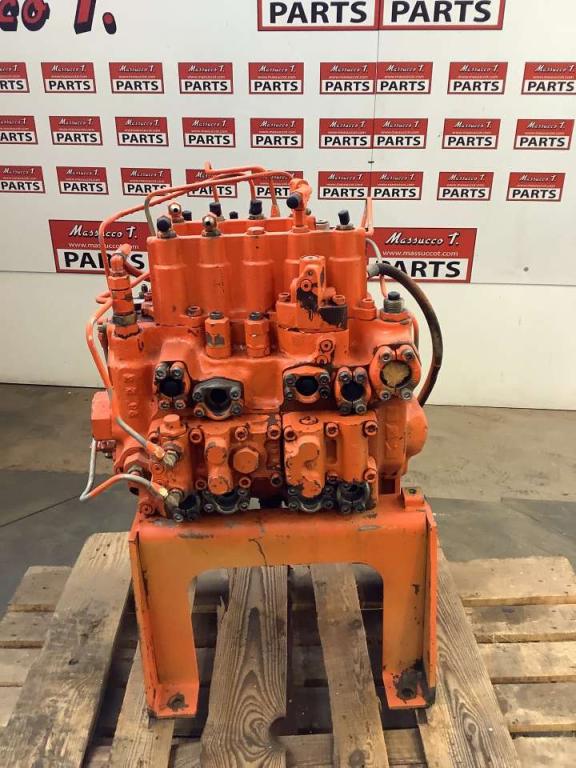 Hydraulic distributor for Hitachi EX215 Photo 4