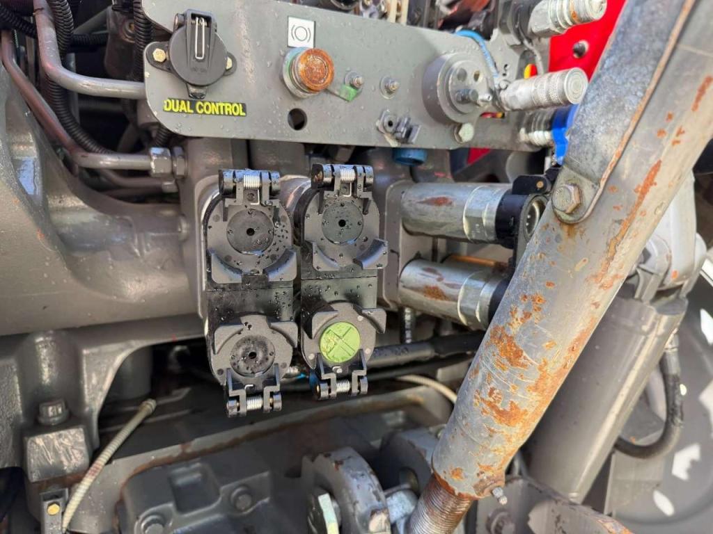 Massey Ferguson 7620 Dyna 6 Air Brakes - Front Linkage Photo 23