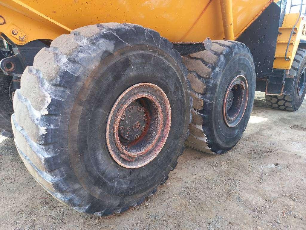 Komatsu HM400-3R (4pcs available for sale in Abu Dhabi) Photo 14