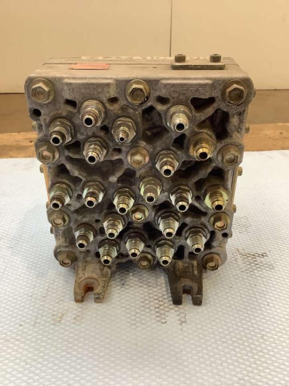 Main hydraulic distributor for Hitachi ZX135US Photo 1
