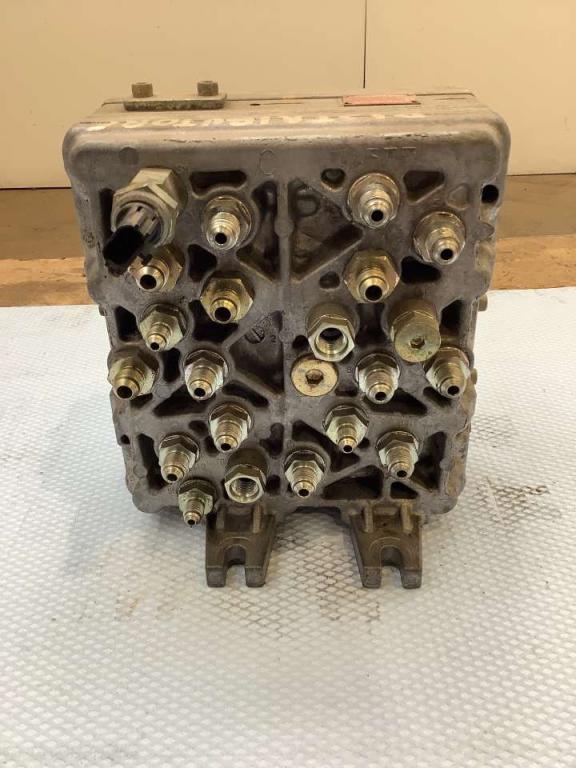 Main hydraulic distributor for Hitachi ZX135US Photo 2