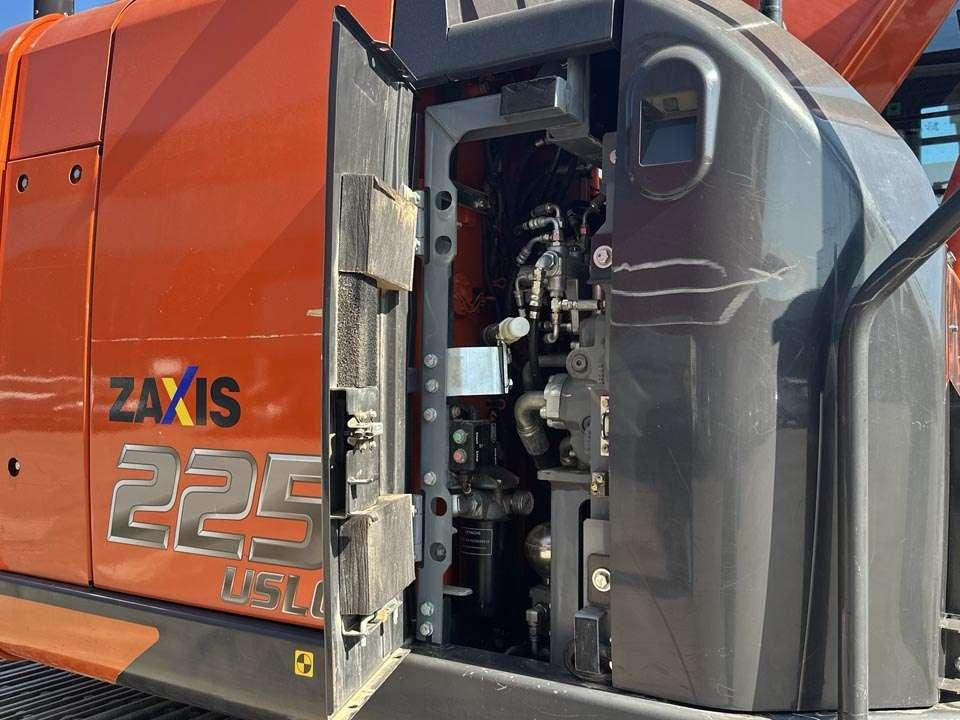 Hitachi ZX225USLC-6 Photo 10
