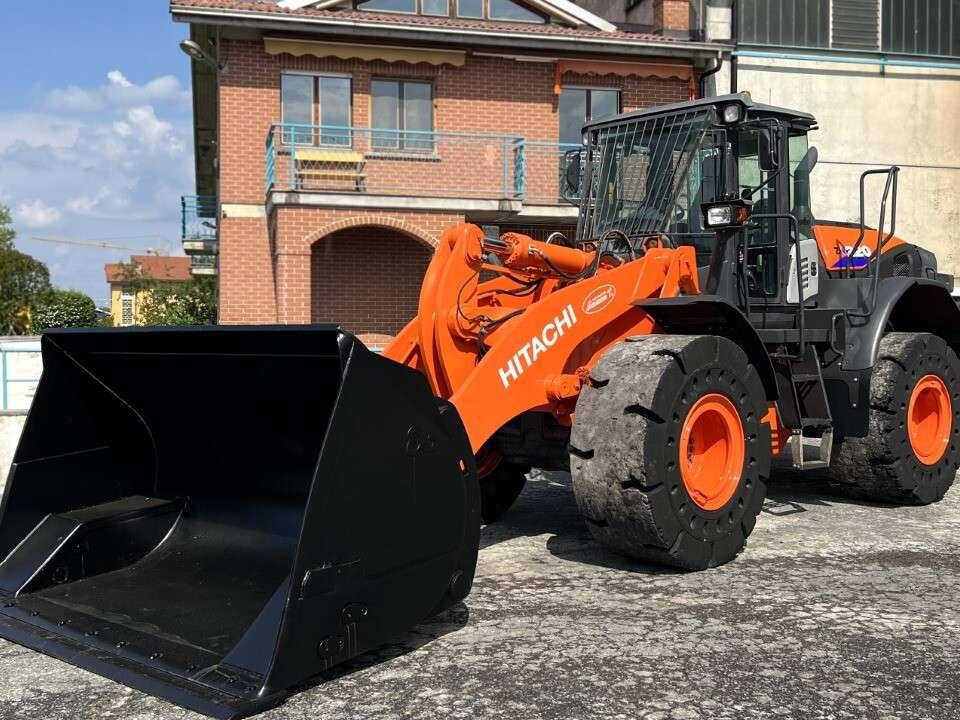 Hitachi ZW220-5B Photo 1