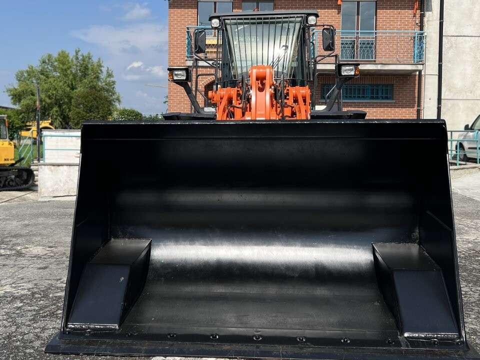 Hitachi ZW220-5B Photo 15