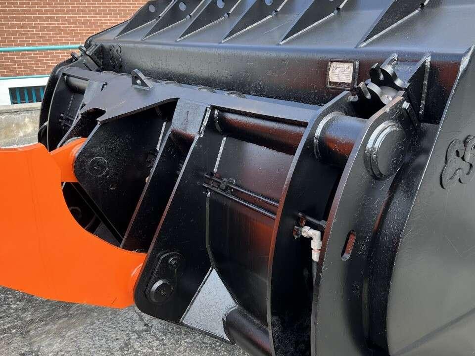 Hitachi ZW220-5B Photo 16