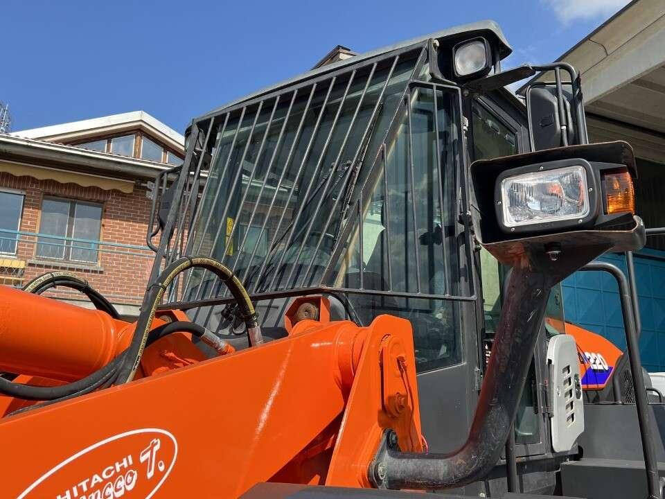 Hitachi ZW220-5B Photo 18
