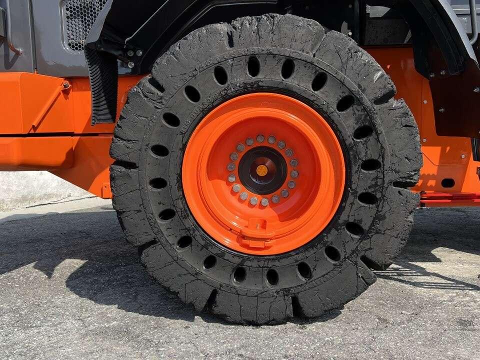 Hitachi ZW220-5B Photo 4