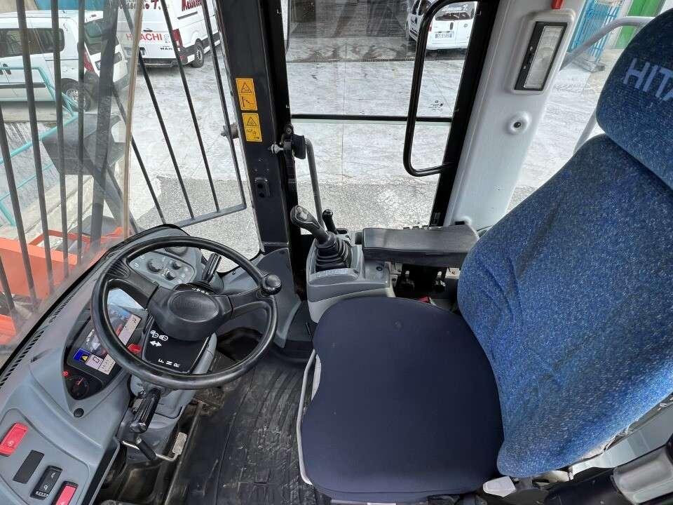 Hitachi ZW220-5B Photo 8