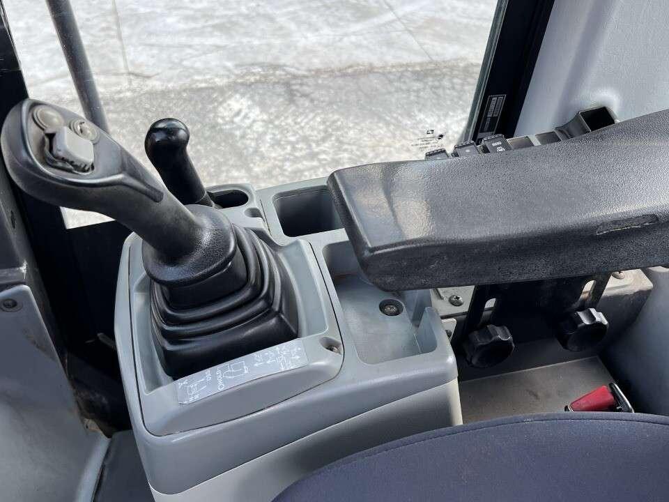 Hitachi ZW220-5B Photo 9
