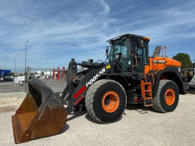 Doosan DL320-7 sold by MEK Srl