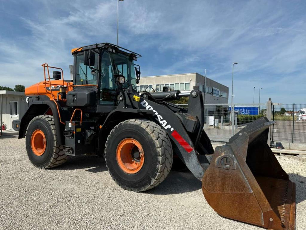 Doosan DL320-7 Photo 2