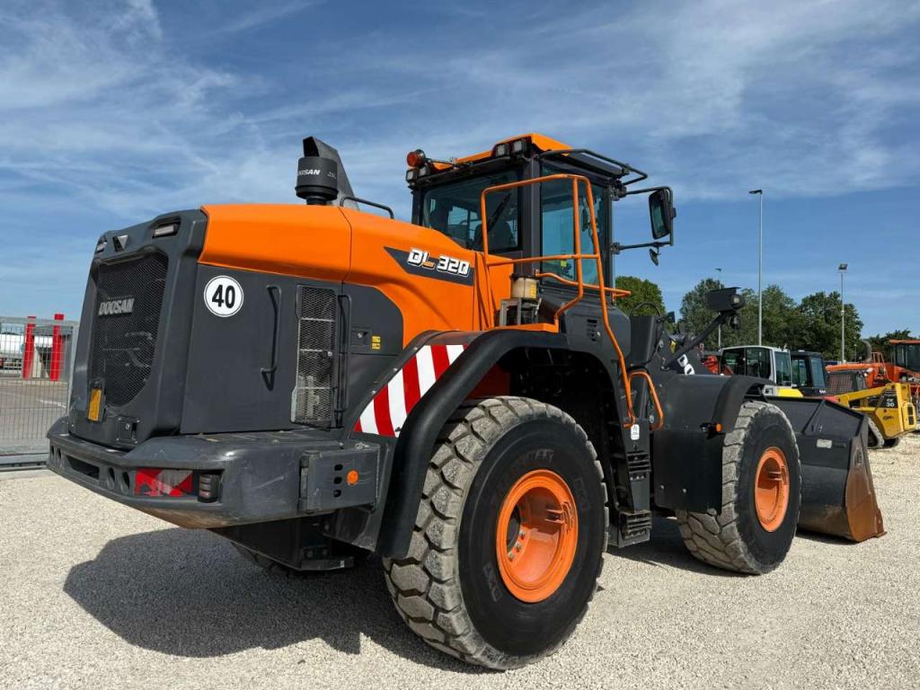 Doosan DL320-7 Photo 4